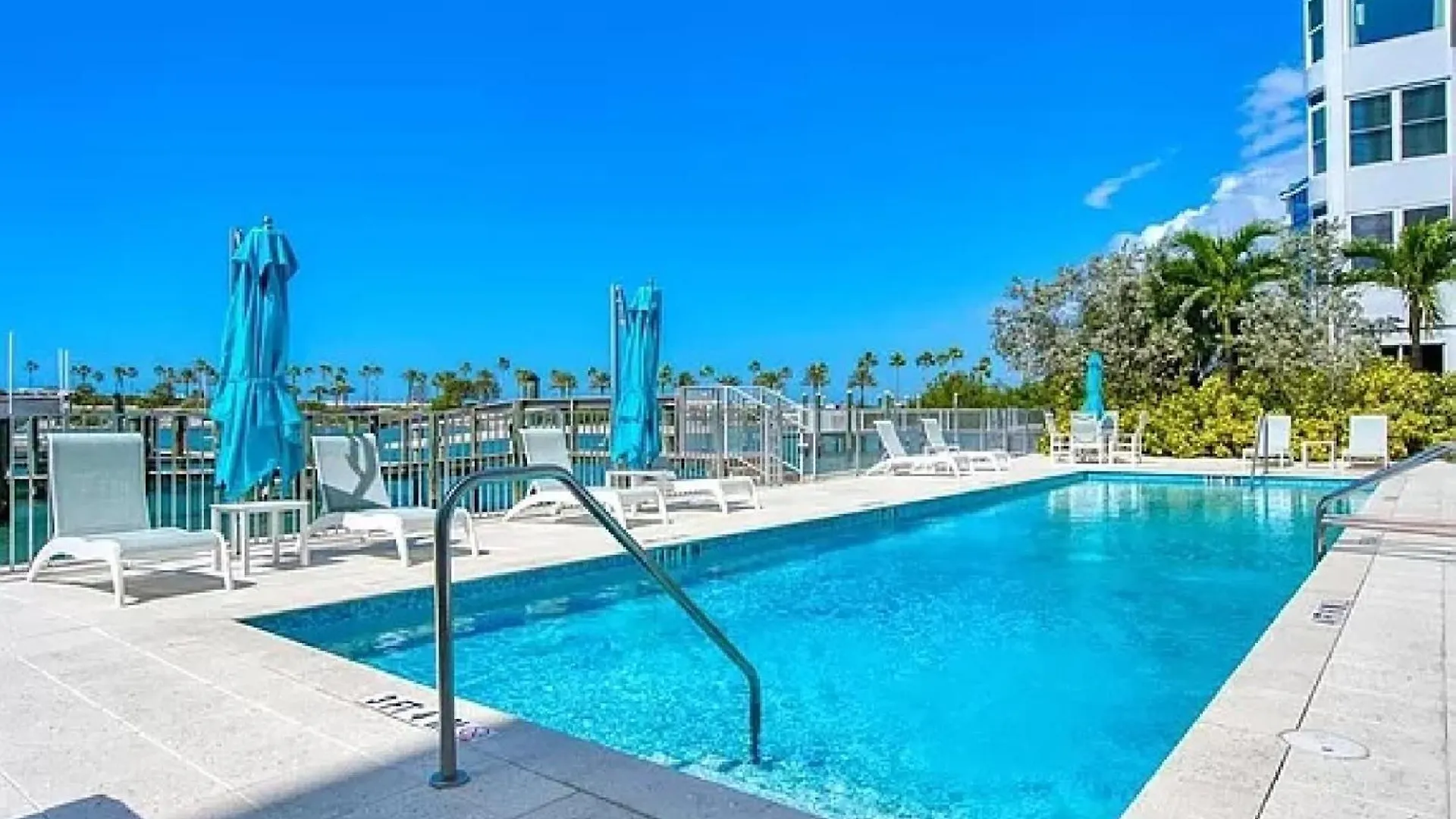 Modern Waterfront Condo in Sarasota Apartment
